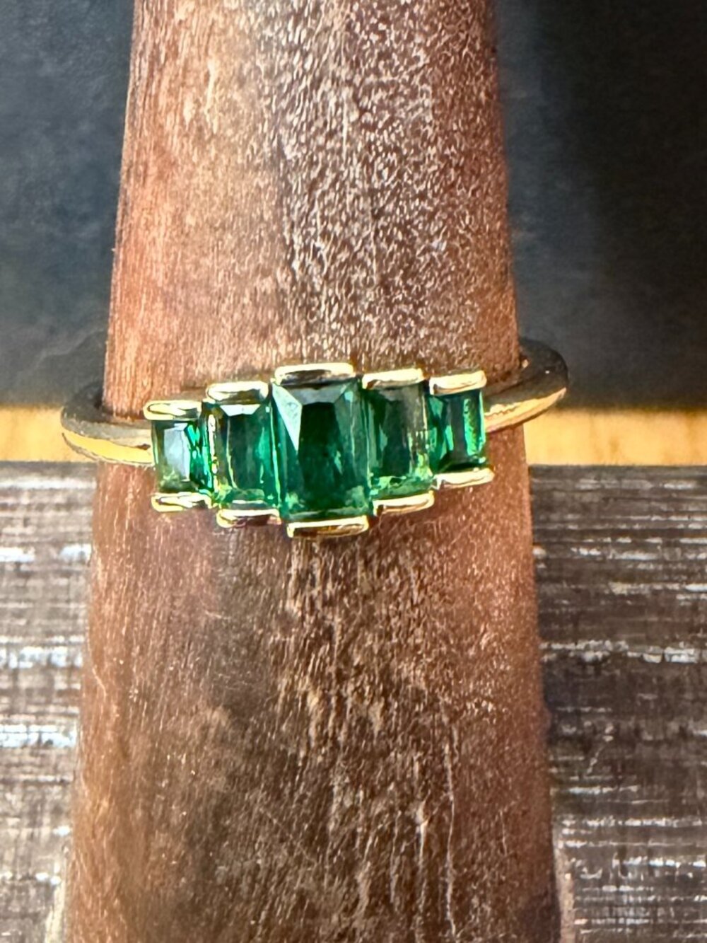 Sundance Emerald Green Five Stone Gold Tone Ring Size 6.5